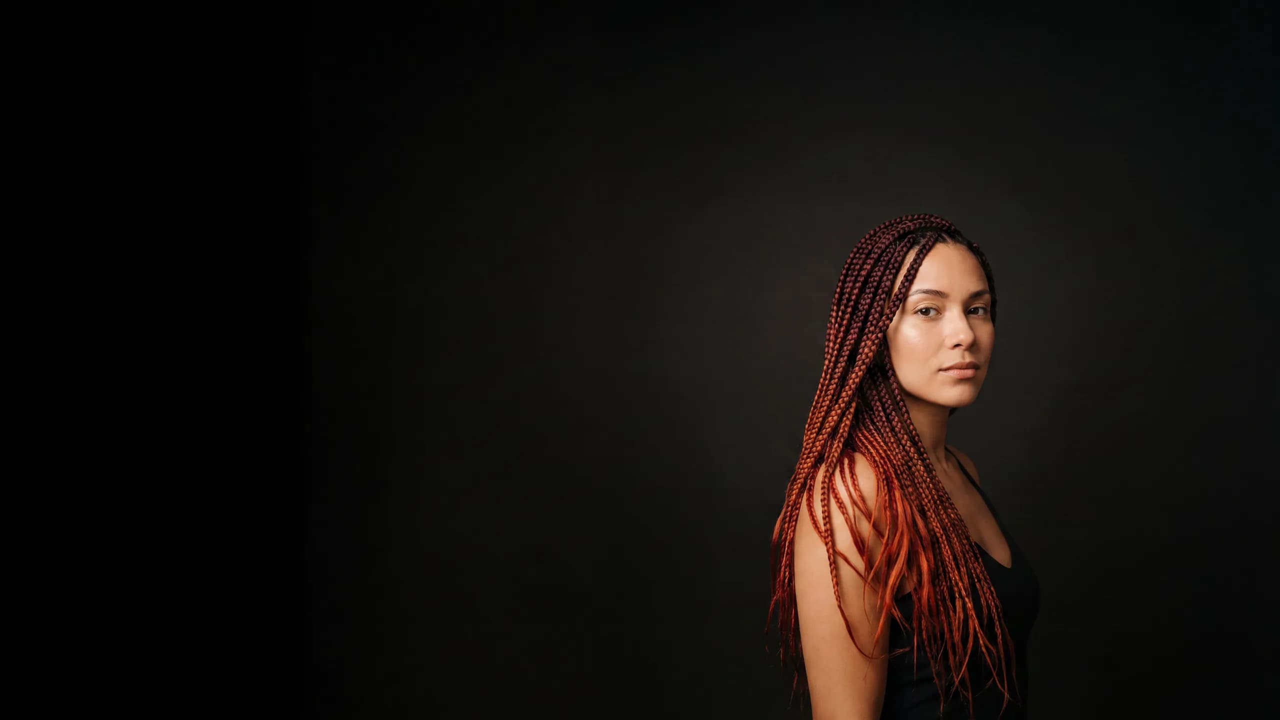 Mujer con box braids largas en degradado rojo borgoña a cobre, trabajo de Etnia Braids — estudio en Corona, Queens