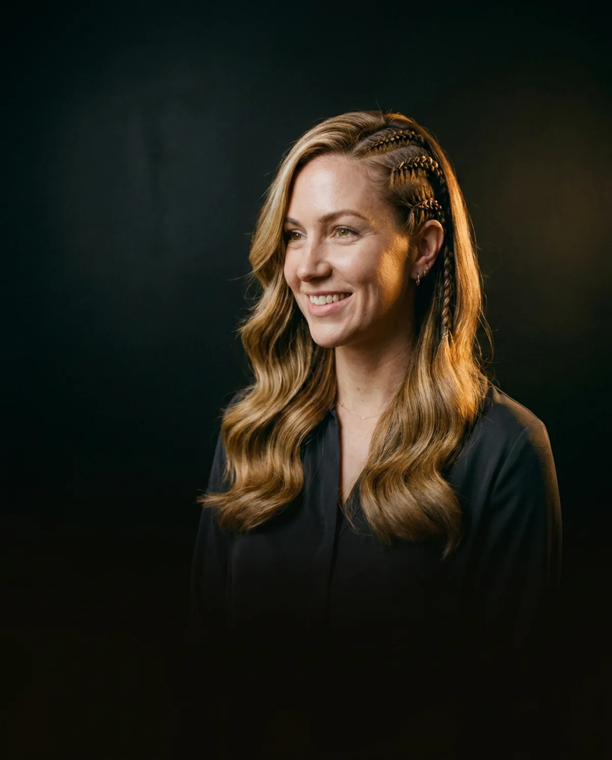 Erika, trenzadora de Etnia Braids, con cornrows laterales y ondas — estudio en Corona, Queens